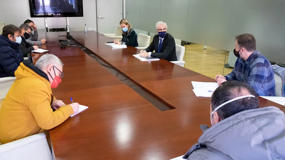 Reuni&oacute;n del vicepresidente econ&oacute;mico de la Xunta y el comit&eacute; de empresa de Alu Ib&eacute;rica A Coru&ntilde;a./X.CRESPO.