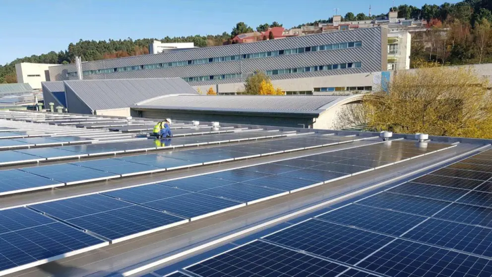 Instalaci&oacute;n de la planta fotovoltaica en el campus vigu&eacute;s.