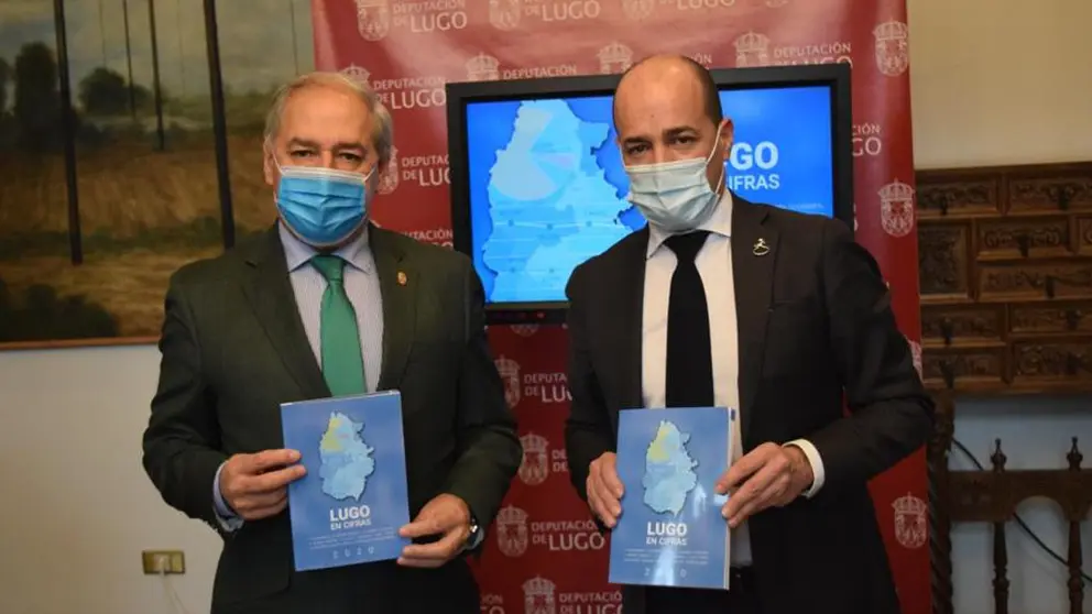 El presidente de la Diputaci&oacute;n de Lugo, Jos&eacute; Tom&eacute; Roca, y el secretario general de la Confederaci&oacute;n de Empresarios de Lugo (CEL), Jaime L&oacute;pez, con la publicaci&oacute;n.
