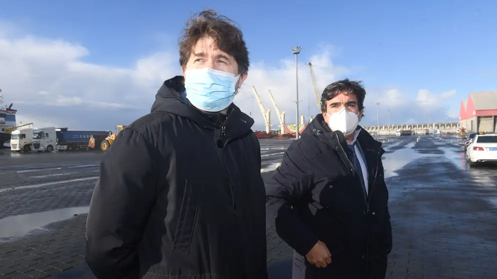El alcalde de Arteixo, Carlos Calvelo y el presidente de la autoridad Portuaria de A Coru&ntilde;a, Mart&iacute;n Fern&aacute;ndez Prado, en la visita a Punta Langosteira.