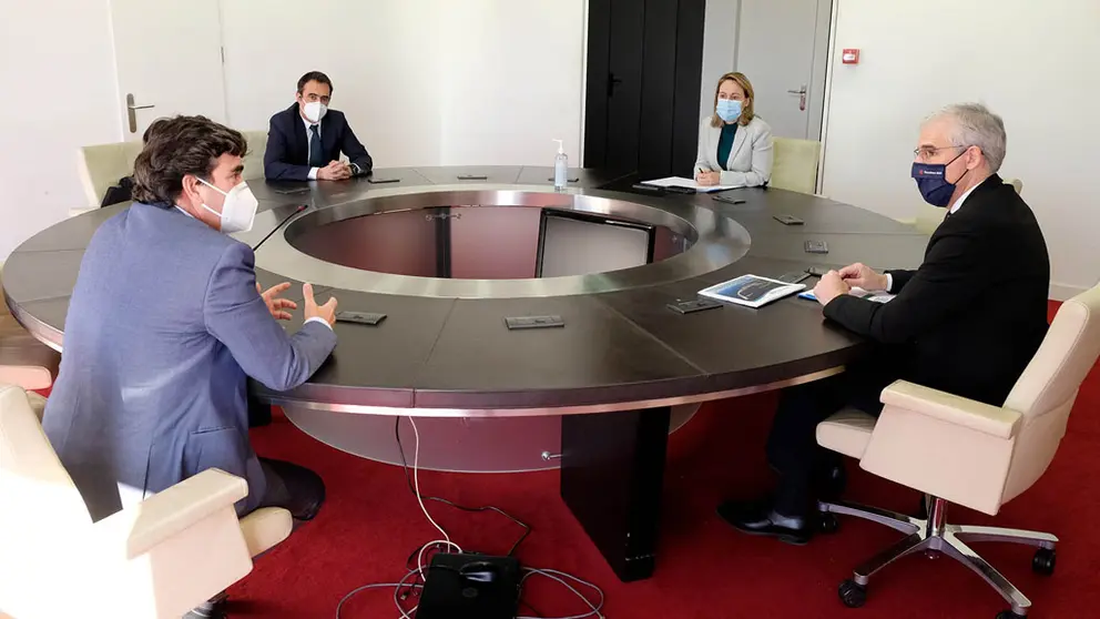 En primer t&eacute;rmino, el presidente de la Autoridad Portuaria de A Coru&ntilde;a, Mart&iacute;n Fern&aacute;ndez, y el vicepresidente econ&oacute;mico de la Xunta, Francisco Conde./X.CRESPO.