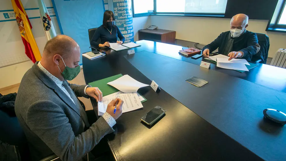 A conselleira Mar&iacute;a Jes&uacute;s Lorenzana asinou o convenio cos representantes de APE Galicia