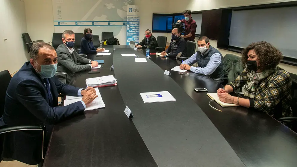 O vicepresidente primeiro e conselleiro de Presidencia, Xustiza e Turismo, Alfonso Rueda, o conselleiro de Sanidade, Julio Garc&Atilde;&shy;a Comesa&Atilde;&plusmn;a, e a conselleira de Emprego e Igualdade, Maria Jes&Atilde;&ordm;s Lorenzana, mante&Atilde;&plusmn;en un encontro con representantes do sector da hostaler&Atilde;&shy;a. 