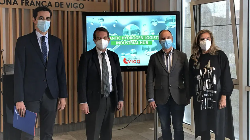 Alcalde de Vigo, Abel Caballero; delegado del Estado, David Regades; presidenta de la Diputaci&oacute;n de Pontevedra, Carmela Silva; y director general de Energylab, Juan Ignacio Rodr&iacute;guez Fern&aacute;ndez-Arroyo, en la presentaci&oacute;n del proyecto de planta de hidr&oacute;geno verde.