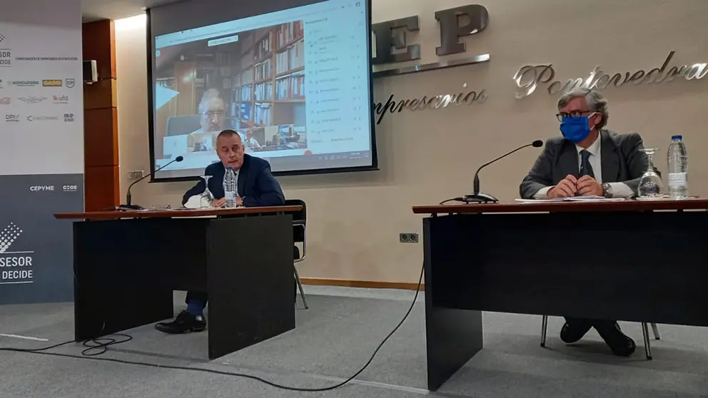 Jorge Cebreiros, presidente de la CEP, y Juan Vieites, vicepresidente y candidato a presidir la CEG, en la reuni&oacute;n del comit&eacute; permanente de la CEP.