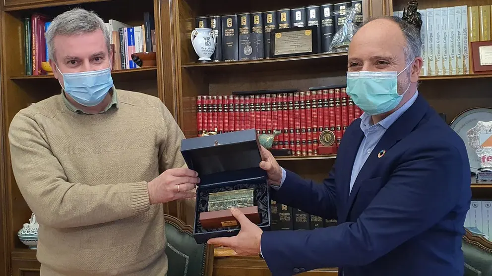 El alcalde de A Ca&ntilde;iza, Luis Pi&ntilde;a junto al delegado de la Zona Franca, David Regades.