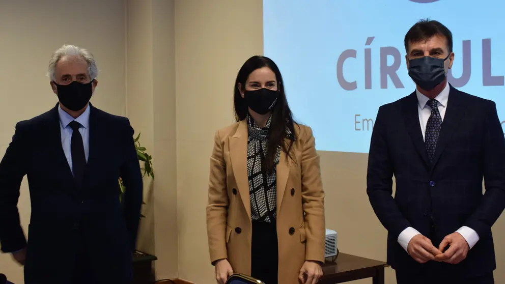 La presidenta de C&iacute;rculo de Empresarios de Galicia, Patricia Garc&iacute;a, acompa&ntilde;ada de&nbsp;Ram&oacute;n Correa y Marcelino Otero, miembros de los foros de Entorno Socioecon&oacute;mico y Energ&iacute;a y Medioambiente.