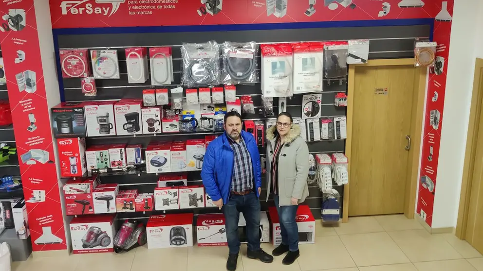 Los propietarios de Electr&oacute;nica Vixin, en Xinzo, ante el nuevo c&oacute;rner de Fersay en la tienda.