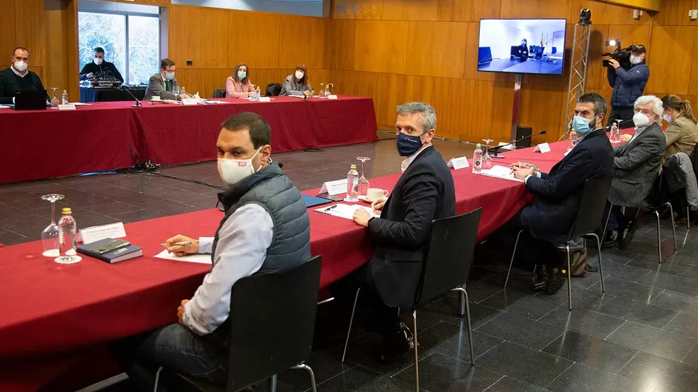 17,30 h.-        O vicepresidente primeiro e conselleiro de Presidencia, Xustiza e Turismo, Alfonso Rueda, e a conselleira de Emprego e Igualdade, Mar&iacute;a Jes&uacute;s Lorenzana, reuniranse co presidente do Cl&uacute;ster Turismo de Galicia, Ces&aacute;reo Pardal, co presidente da Federaci&oacute;n Galega de Municipios e Provincias (Fegamp), Alberto Varela, e con representantes das deputaci&oacute;ns provinciais para abordar o plan de axudas para o sector da hostaler&iacute;a. No Palacio de Congresos e de Exposici&oacute;ns de Galicia (r&uacute;a Miguel Ferro Caaveiro, s/n)

foto xo&aacute;n crespo
29/01/2021