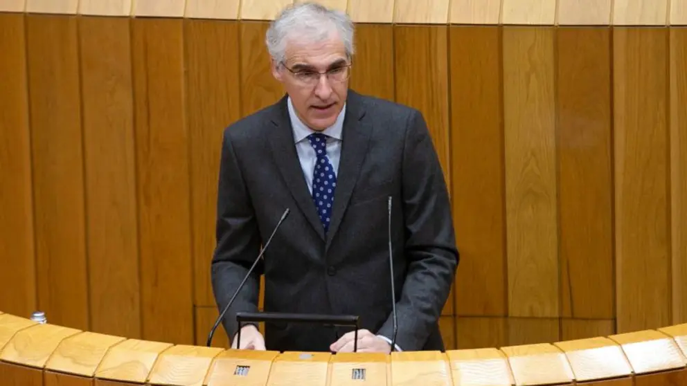 El vicepresidente econ&oacute;mico de la Xunta, Francisco Conde, en el Parlamento gallego.