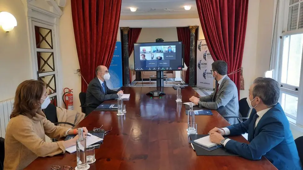 Beatriz Colunga, Jes&uacute;s V&aacute;zquez Almu&iacute;&ntilde;a, Justo Sierra y Enrique Mall&oacute;n, junto al resto de la junta directiva de Asime (en conexi&oacute;n telem&aacute;tica).