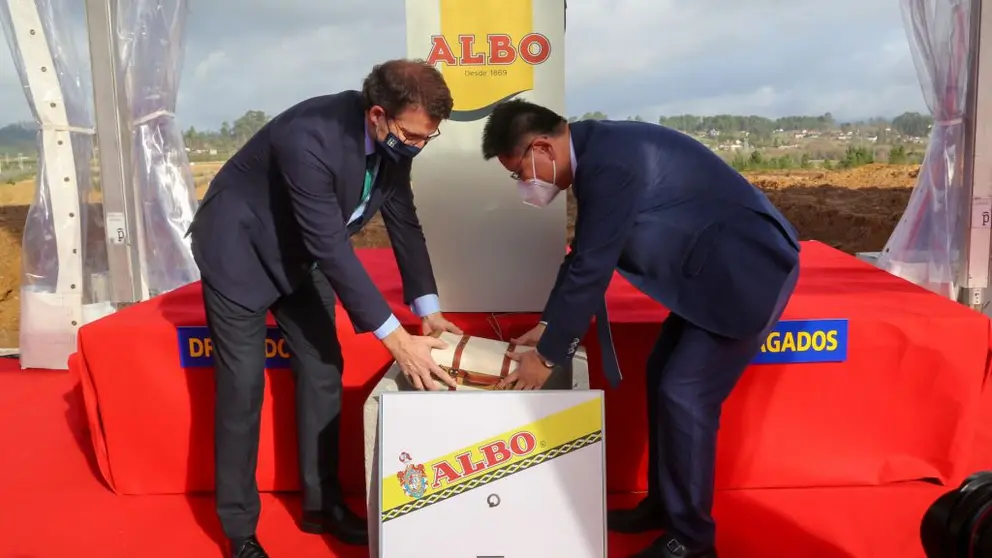 El presidente de la Xunta y el de Shanghai Fisheries, en el acto de colocaci&oacute;n de la primera piedra de la planta de Conservas Albo en la Plisan.
