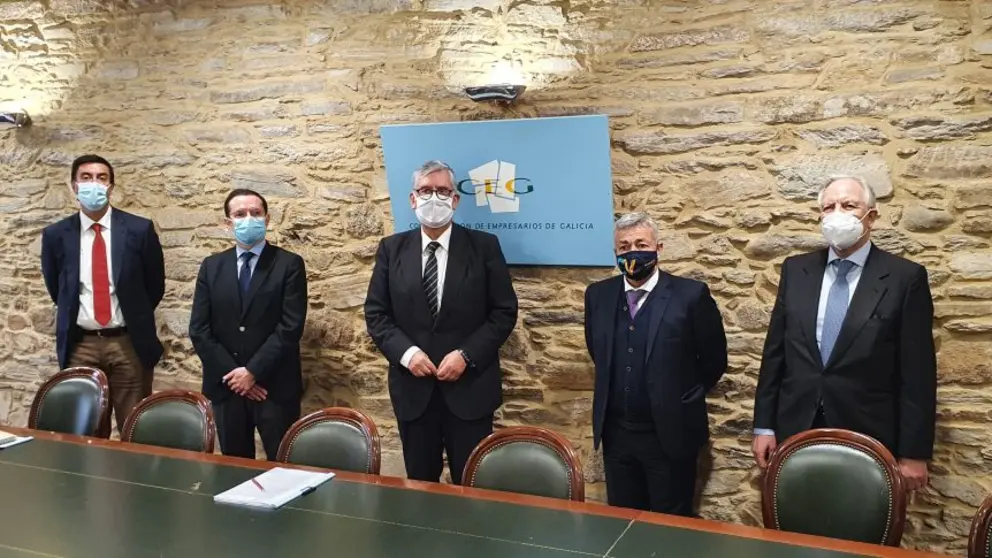 Directivos de AGEO,  Asociaci&oacute;n Gallega de Empresas Operadoras (AGEO), la Asociaci&oacute;n de Bingos de
Galicia (ABIGA), y los Grupos Luckia y Comar,junto al presidente de la patronal gallega.