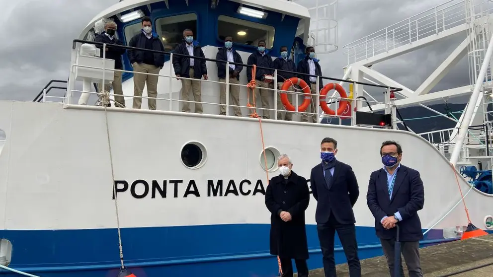 El obispo de Tui-Vigo y el presidente y el CEO de Nueva Pescanova, en el acto de entrega del buque &ldquo;Ponte Macalonga&rdquo;.