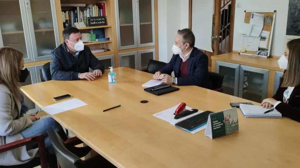 Reuni&oacute;n de directivos de Asime co alcalde das Pontes (2&ordm; pola esq.).