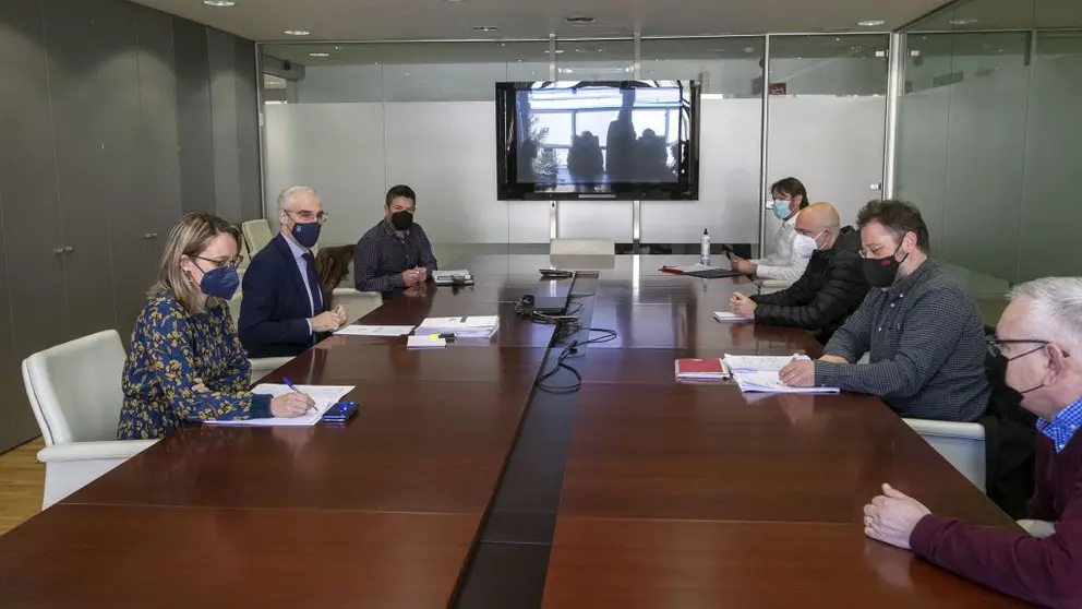 El vicepresidente Francisco Conde, en la reuni&oacute;n con el comit&eacute; de empresa de Alu Ib&eacute;rica A Coru&ntilde;a.