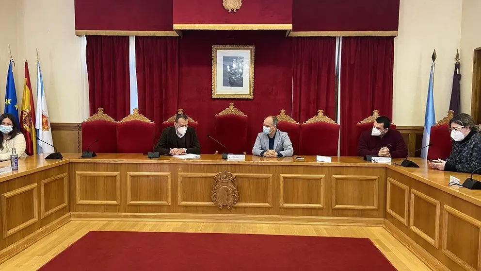 David Regades, junto al alcalde y otros miembros de la corporaci&oacute;n municipal de Tui.
