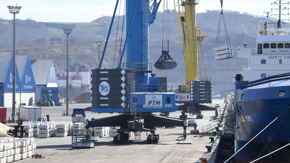 A pesar de la alerta amarilla por viento, el Puerto Exterior acoge este mi&eacute;rcoles cuatro operaciones de carga y descarga.