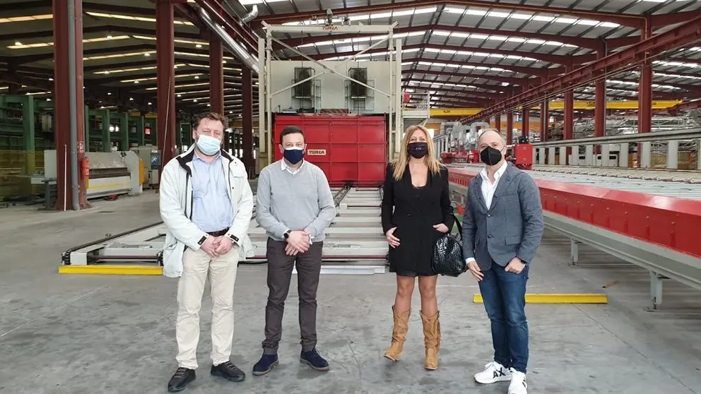 La gerente de SEA y el delegado de Zona Franca de Vigo, junto al alcalde de Valga y el CEO de Extrugasa, en las instalaciones de esta empresa.