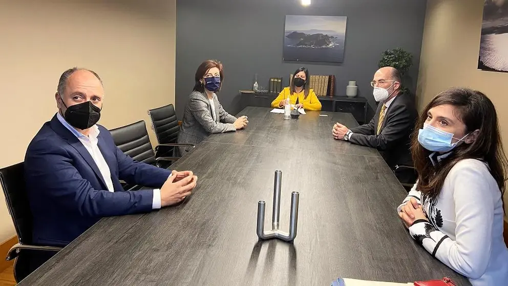 El delegado de Zona Franca, la conselleira de Medio Ambiente, el presidente de la Autoridad Portuaria de Vigo y la fundadora de BETA Implants, con la notaria de