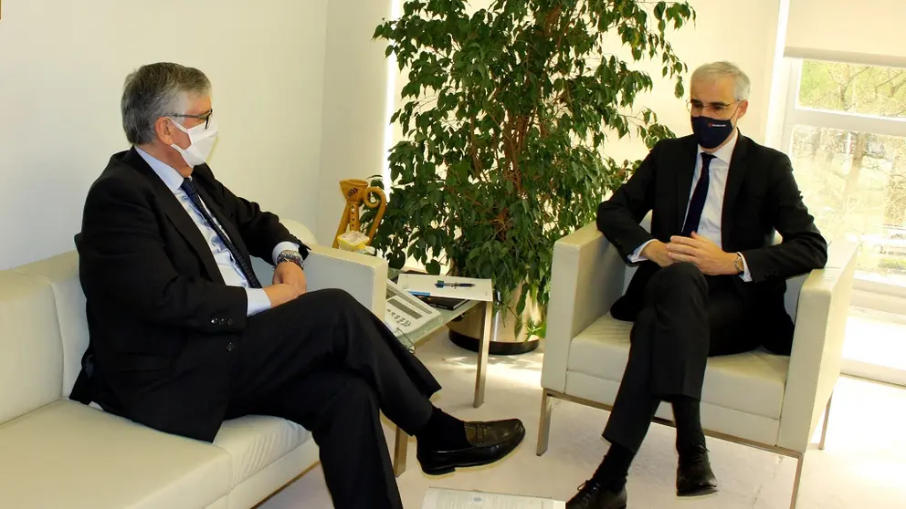 El presidente de la Confederaci&oacute;n de Empresarios de Galicia (CEG), Juan Manuel Vieites, junto al vicepresidente econ&oacute;mico de la Xunta, Francisco Conde.