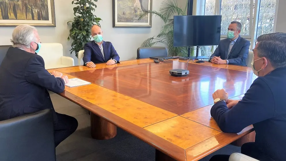 El delegado de Zona Franca junto a representantes del Sal&oacute;n del Autom&oacute;vil de Vigo.