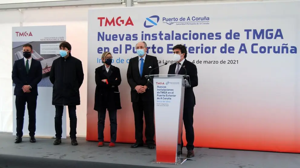a conselleira do Mar, Rosa Quintana; el presidente de la Autoridad Portuaria, Mart&iacute;n Fern&aacute;ndez Prado; el delegado territorial de la Xunta, Gonzalo Trenor, y el alcalde de Arteixo, Carlos Calvelo, acompa&ntilde;aron hoy al presidente de Terminales Mar&iacute;timos de Galicia, Eugenio Erhardt, en el Puerto Exterior de A Coru&ntilde;a.