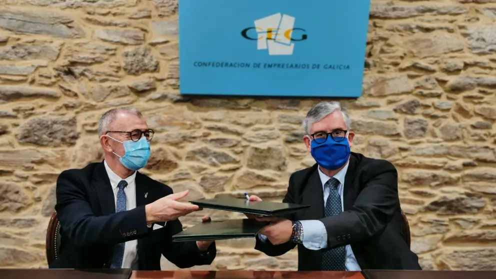 Jos&eacute; Ram&oacute;n Santamar&iacute;a y Juan Manuel Vieites firmaron el convenio entre Fundaci&oacute;n Inade y la CEG.