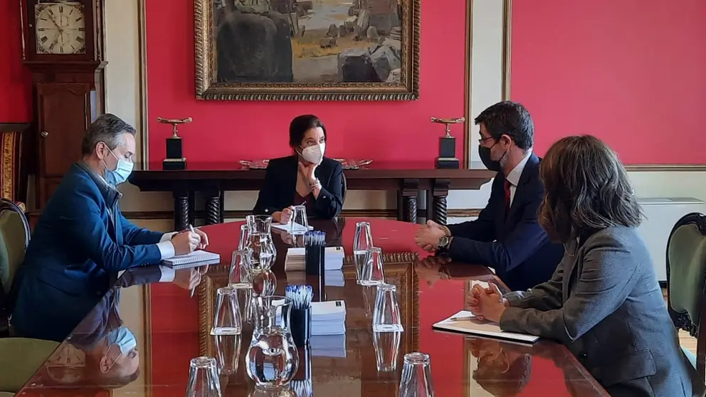 Enrique Mall&oacute;n, In&eacute;s Garc&iacute;a, Justo Sierra y Rebeca Acebr&oacute;n, en la reuni&oacute;n.
