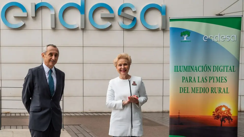 El director general territorial de Endesa, Miguel Temboury, y la presidenta de AFAMMER, Carmen Quintailla.