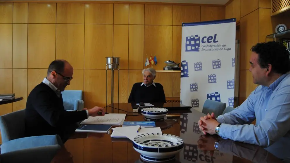 En el centro &Aacute;lvaro Rodr&iacute;guez Eiras, acompa&ntilde;ado de Jaime L&oacute;pez y Eduardo Val&iacute;n, dirigentes de la Confederaci&oacute;n de Empresarios de Lugo.