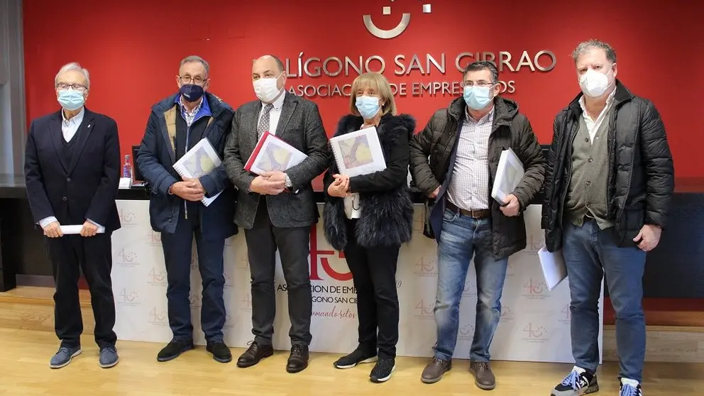 Los autores del anteproyecto de estaci&oacute;n, junto alalcalde de San Cibrao, los presidentes de los poligonos de San Cibrao y Barreiros y la presidenta de la CEO.
