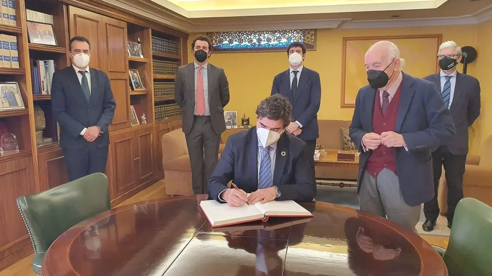 El presidente de la Autoridad Portuaria de A Coru&ntilde;a, Mart&iacute;n Fern&aacute;ndez Prado, firmando en el libro de honor de la CEC.