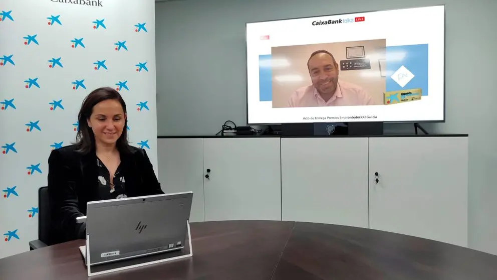 La directora comercial de Retail de CaixaBank en Galicia, Marta Albela, con el representante de Data Monitoring.