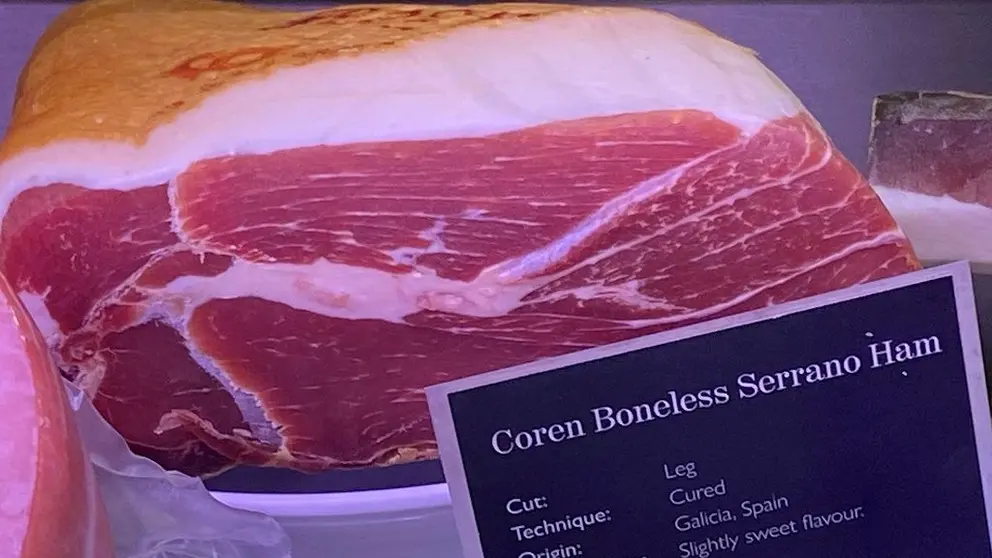 Foto del jam&oacute;n Selecta de Coren en mostrador Fortnum & Mason.