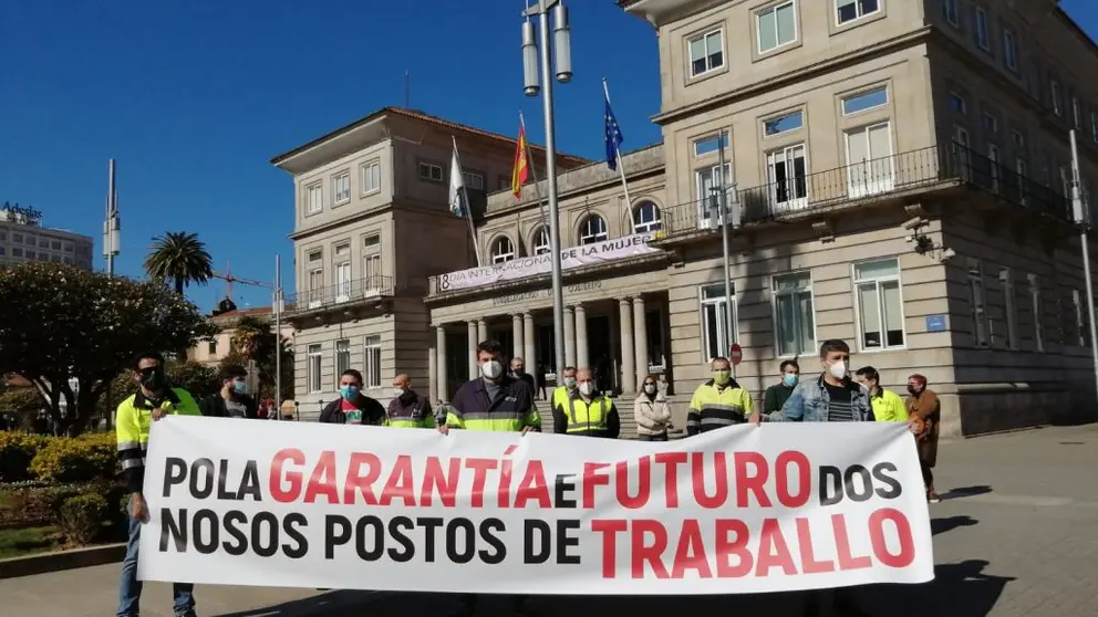 Concentraci&oacute;n de traballadores de Ence diante da Subdelegaci&oacute;n do Goberno en Pontevedra.