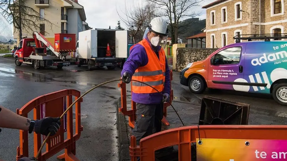Trabajos de instalaci&oacute;n de fibra &oacute;ptica de Adamo en Lugo.