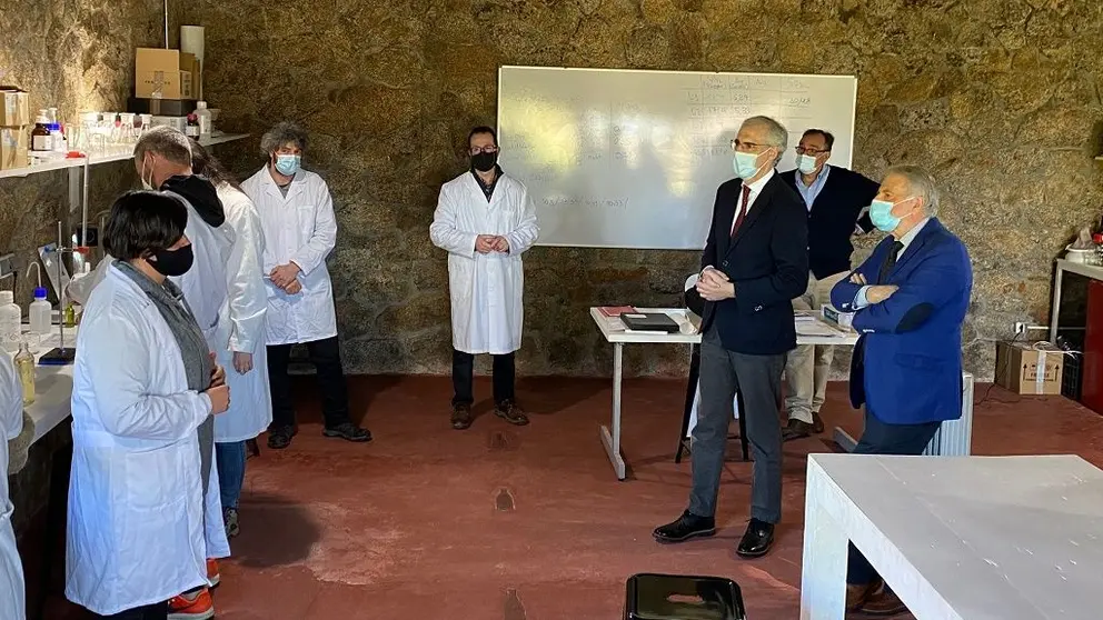 El vicepresidente econ&oacute;mico de la Xunta, Francisco Conde, junto all presidente de la Fundaci&oacute;n Berlarmino Fern&aacute;ndez Iglesias, Luis Caram&eacute;s, en una de las instalaciones de la Escuela de la Fundaci&oacute;n.