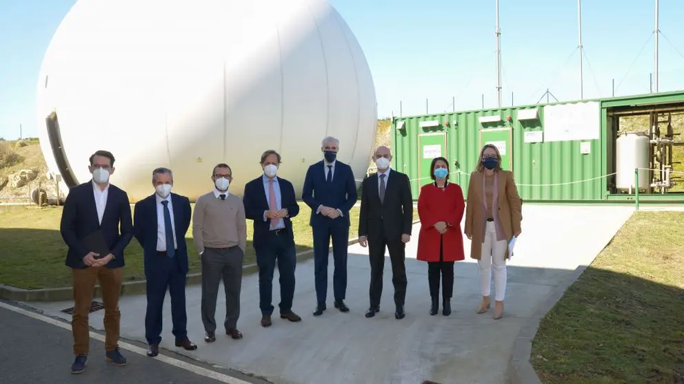 Representantes de Naturgy, EnergyLab y la EDAR de Bens, junto al vicepresidente econ&oacute;mico de la Xunta, en la depuradora coru&ntilde;esa.
