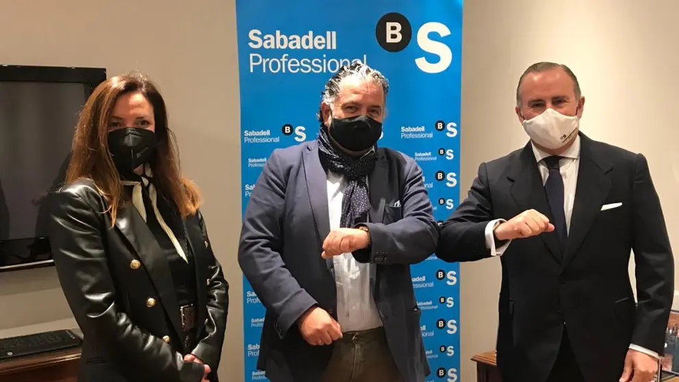 A responsable de banca comercial de Sabadell en Santiago, o presidente de Santiago Centro, Jos&eacute; M&ordf; Fern&aacute;ndez; e o director territorial do Banco Sabadell 
para  Galicia,  Asturias  e  Le&oacute;n,  Pablo  Junceda.