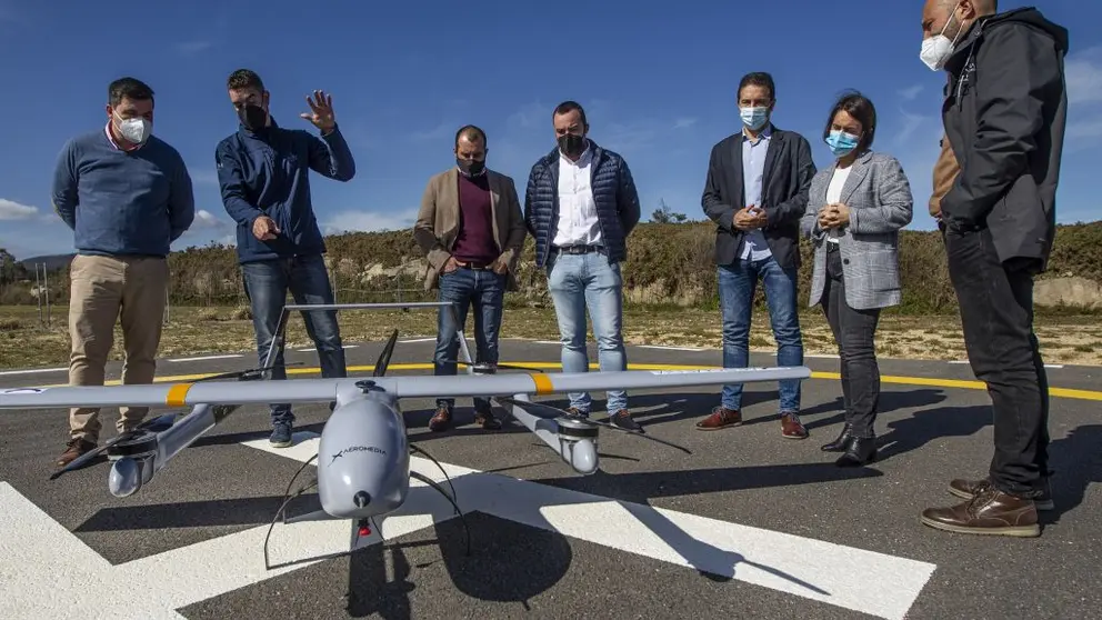 Representantes del consorcio promotor del proyecto Xestal, junto a la directora de la Axencia Galega de Innovaci&oacute;n y un dron.