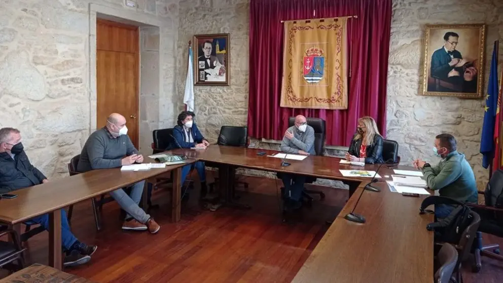 Representantes de Suelo Empresarial del Atl&aacute;ntico con miembros de la corporaci&oacute;n municipal de Rianxo.