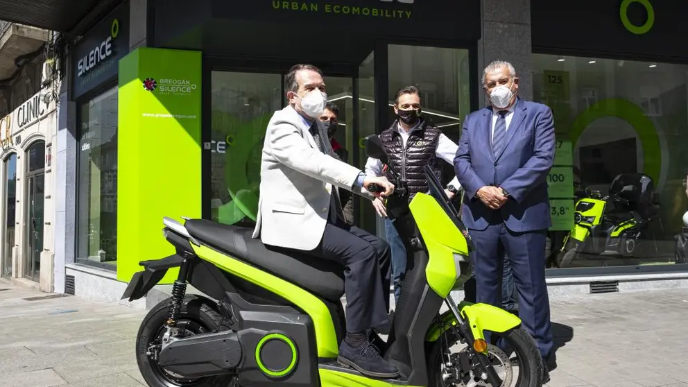 El alcalde de Vigo, Abel Caballero, el ciclista &Oacute;scar Pereiro, el CEO de Silence, Sotelo y el de Grupo Breog&aacute;n, Jos&eacute; Ram&oacute;n Ferreiro, frente a la tienda Silence de Vigo.