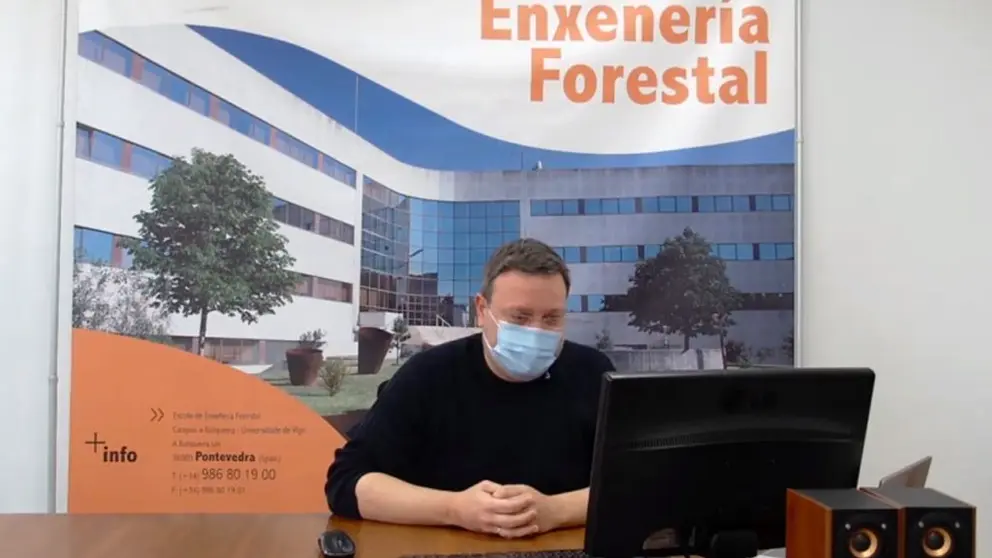 O director da Escola de Enxe&ntilde;ar&iacute;a Forestal, Juan Picos, presentou os resultados da enquisa./DUVI.
