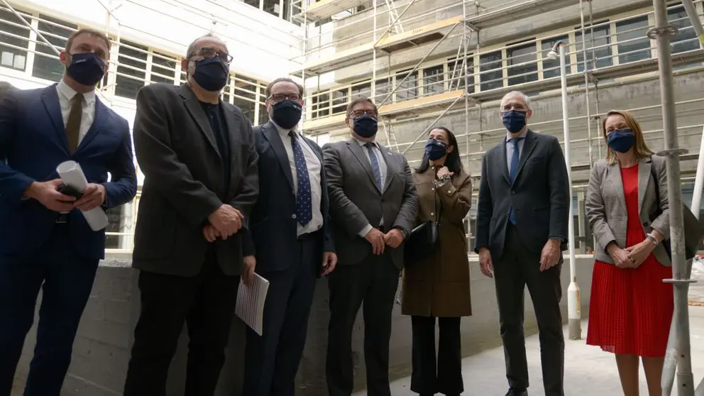 El vicepresidente econ&oacute;mico de la Xunta y el rector de la UDC, en la visita a las obras de ahorro energ&eacute;tico realizadas en la Escuela de Arquitectura.