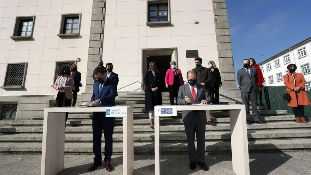 FIRMA DE CONVENIO ENTRE LA XUNTA DE GALICIA Y LA UNIVERSIDAD DE SANTIAGO PARA LA CESI&Oacute;N DEL EDIFICIO DE MAXISTERIO PARA LA CREACI&Oacute;N DE UN NUEVO IES. CONSELLEIRO DE EDUCACI&Oacute;N ROM&Aacute;N RODR&Iacute;GUEZ/X.PONTE.