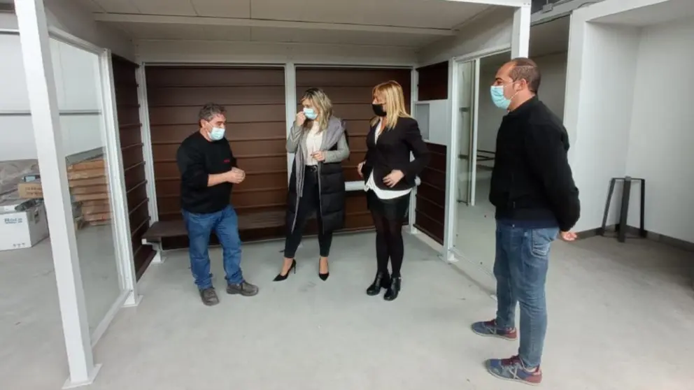 La gerente de SEA y la alcaldesa de Vimianzo visitaron las instalaciones de Gerca en el pol&iacute;gono de la localidad.