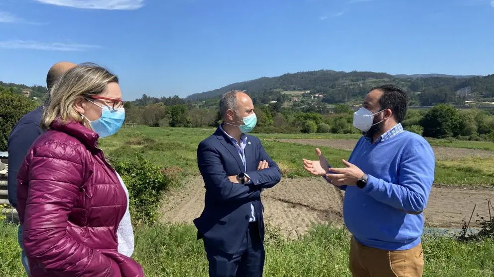 El delegado de Zona Franca de Vigo, junto a miembros del equipo de gobierno del Concello de Vilaboa, visitaron terrenos donde se podr&iacute;a ubicar el parque empresarial.