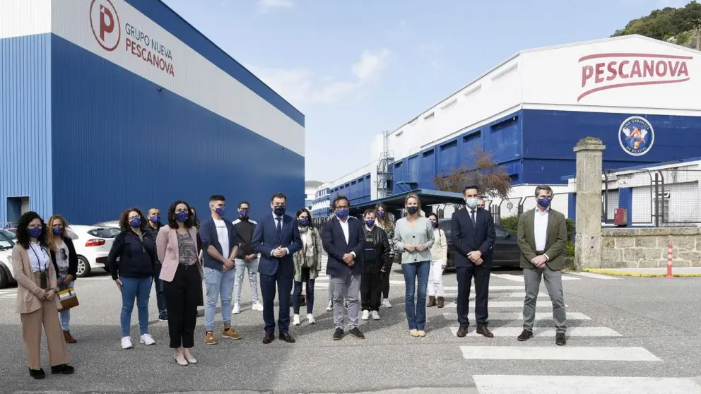 El conselleiro de Educaci&oacute;n, junto al CEO de Nueva Pescanova, y los 12 alumnos de FP dual que completar&aacute;n su formaci&oacute;n en la empresa.