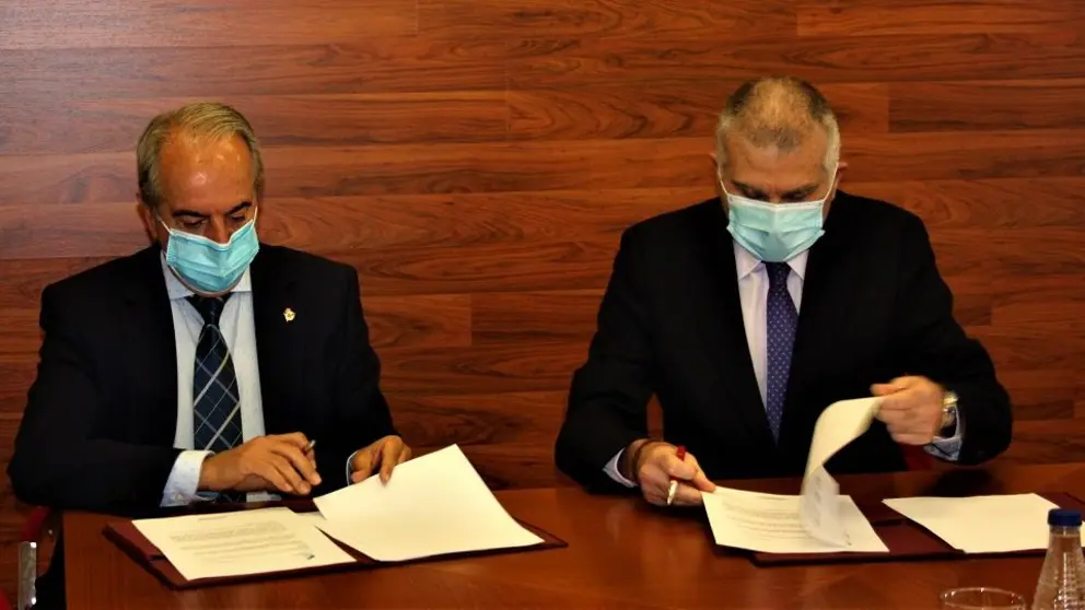 Antonio Couceiro y Jos&eacute; Antonio V&aacute;zquez, durante la firma del convenio entre la C&aacute;mara coru&ntilde;esa y Cegasal.